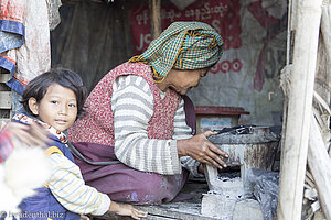 alte Frau im Dorf am Irrawaddy