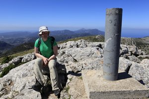 Annette auf dem Gipfel des Puig des Teix