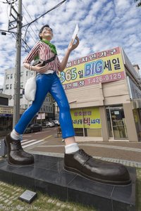 Der haushohe Tourist von Kim Kyung Min in Daegu
