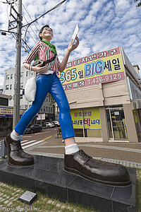 Der haushohe Tourist von Kim Kyung Min in Daegu