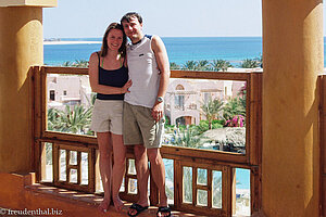 Lars und Anne auf dem Aussichtsturm mit Blick in die Makadi Bay