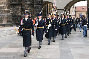 Die Wachablösung auf dem Weg zum Burgvorplatz