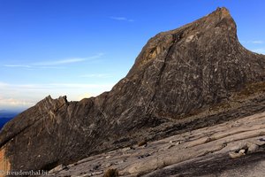 einer der kleineren Gipfel des Kinabalu