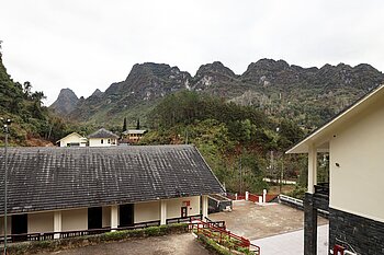 Aussicht vom Hotel Saigon Bản Giốc Resort auf die gleichnamigen Wasserfälle 