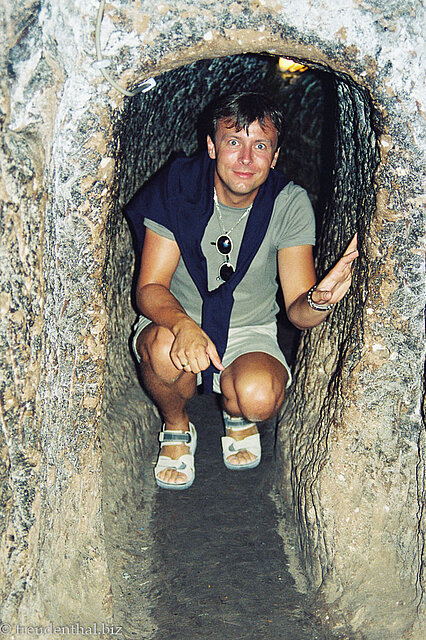 Lars in den niedrigen Tunneln der Unterirdischen Stadt von Özkonak