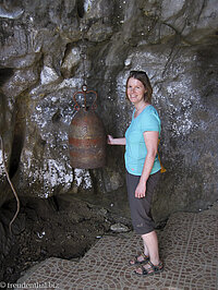 Anne an der Glocke in der Tham Xang