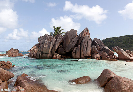 auf dem Meer ragende Granitfelsen an der Anse Coco auf La Digue, Seychellen
