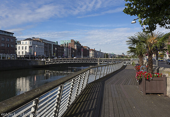 Spazierweg am Liffey River in Dublin