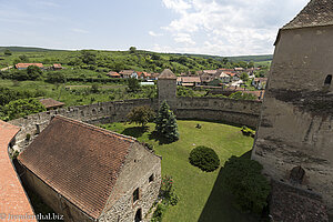 Aussicht vom Torturm über die Gräfenburg Kelling in Calnic