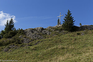 Blick zum Gipfelkreuz des Hochhäderich