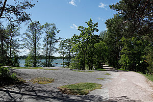 Felsplatte auf dem Spazierweg auf Seurasaari