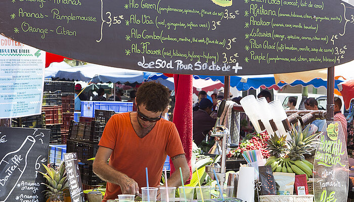 Marktstand mit frischen Säften in Saint Pierre auf La Réunion
