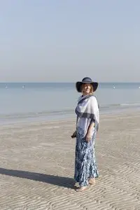 Anne am Strand der Vereinigten Arabischen Emirate