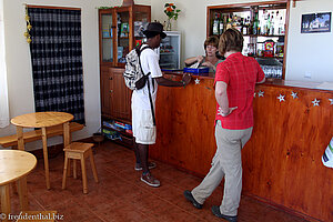 Annette an der Bar mit Joe und Sibylle