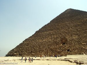 Cheops-Pyramide von der Seite Richtung Chephren