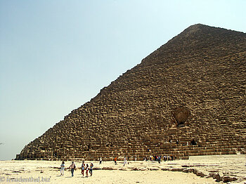 Cheops-Pyramide von der Seite Richtung Chephren