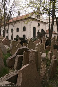 Die Grabsteine stehen dicht an dicht auf den Judenfriedhof von Prag