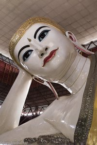 Weiblich anmutendes Gesicht des Buddhas im Chaukhtatgyi Tempel