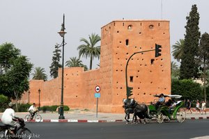Stadtmauer mit Tor in Marrakesch