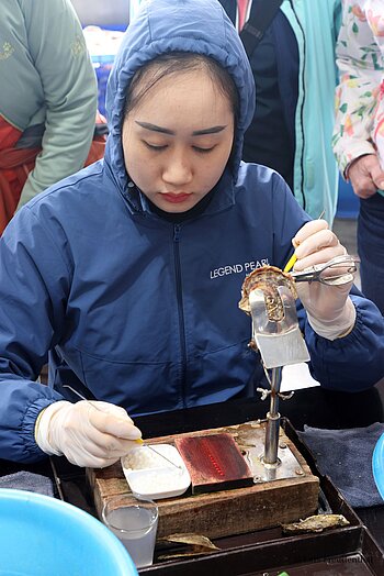Arbeiterin in einer Perlenfabrik bei Halong-Stadt, Vietnam
