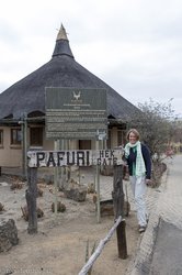 Anne beim Pafuri Gate zum Krüger Nationalpark