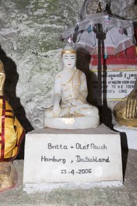 eine Buddha-Figur aus Deutschland in den Pindaya-Höhlen