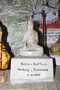 eine Buddha-Figur aus Deutschland in den Pindaya-Höhlen