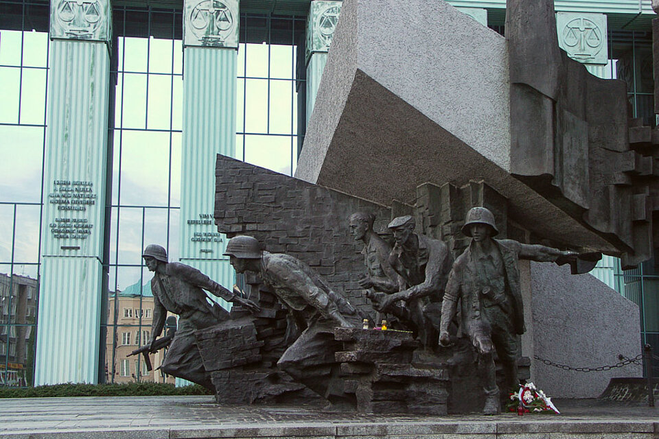 Denkmal des Warschauer Aufstandes 1944 vor dem Justizministerium