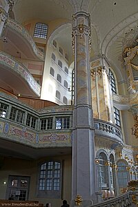 Seite der Frauenkirche mit Gängen und Balkonen