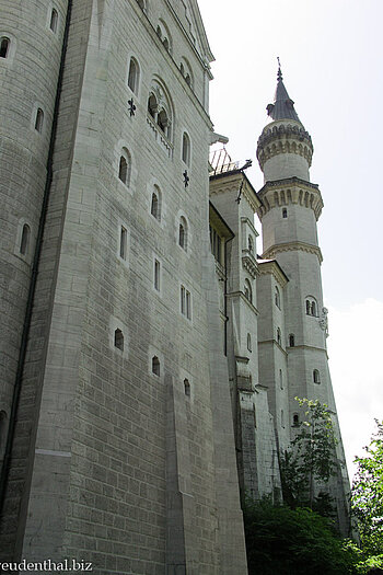 Schloss Neuschwanstein – die hohen Mauern werfen Schatten