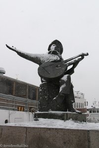 Bronzestatue des Lieddichters und Sängers Evert Taube (1890-1976)