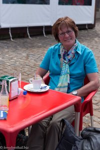 Rita im Café beim Picknickplatz São Jorge