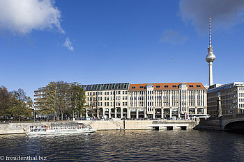Blick über die Spree auf die Alte Börse und dem Fernsehturm
