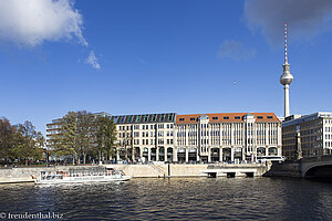 Blick über die Spree auf die Alte Börse und dem Fernsehturm