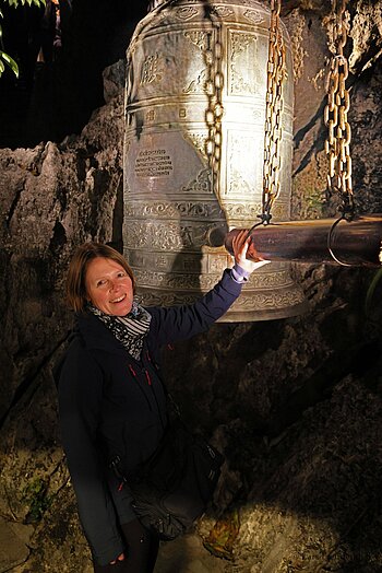 Annette bei der Glocke auf dem Einhornhügel in Hoa Lư (Ninh Binh)