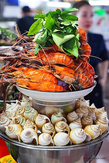 Etagere mit Meeresfrüchten im Ben-Thanh-Markt in Saigon