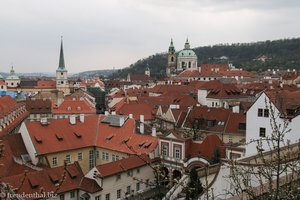 Blick vom Ledeburg Garten auf die roten Dächer Prags