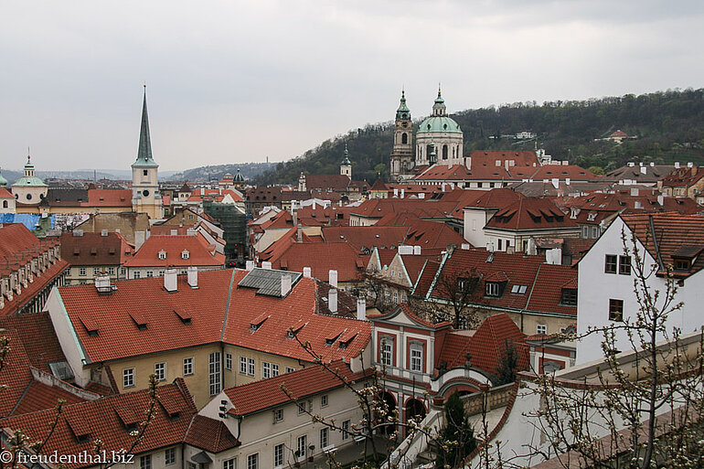 Aussicht vom Ledebur Garten auf die roten Dächer Prags
