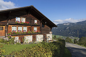 Schweizer Alphaus bei Lugen