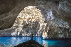 wunderschön blau leuchtet das Wasser - Blaue Grotte Malta