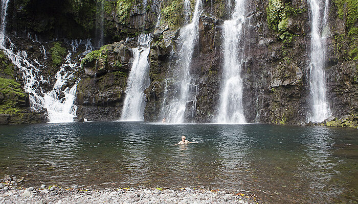 Mehrere Wasserfälle stürzen in das Becken der Cascade Grand Galet auf Réunion