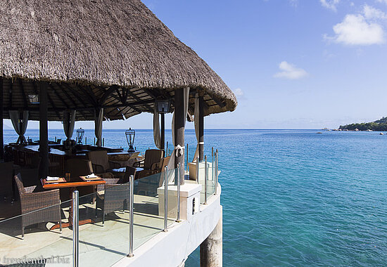 Über das Meer ragende Restaurant des Hotels Sunset Beach auf Mahé