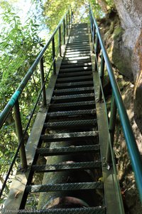 über diese Treppe geht es hinab zum unteren Becken des Wasserfalls von Cabrito