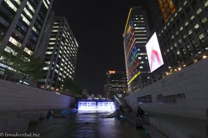 Abendspaziergang entlang dem Cheonggyecheon in Seoul