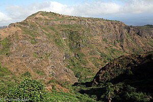 Blick über die Ribeira Principal zum nächsten Berg