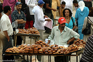 Marktstand auf dem Place el Hedim in Meknès