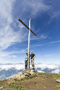 Anne und Lars beim Gipfelkreuz bei der Hönigspitz