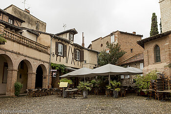 Schöne Plätze in der Roten Stadt Albi in den Midi-Pyrénées