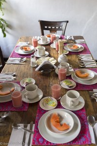 der Frühstückstisch beim Casa Platypus in Bogota