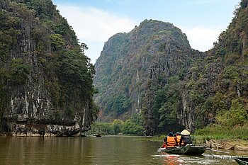 Bootstour auf dem Ngoạ Đồng durch das Tal der drei Höhlen in der Provinz Ninh Binh